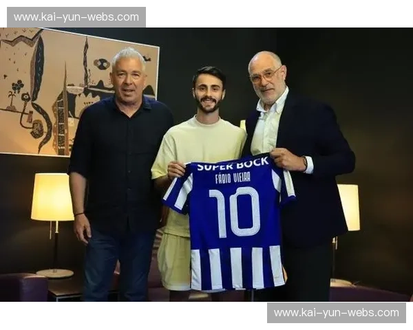 法比奥·维埃拉点射破僵，汉堡主场先声夺人